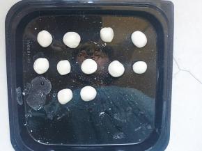 再揉成小圆子，送入冰箱冷冻定型。