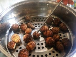 锅上气后，放入蒸屉，中大火蒸30分钟，用筷子轻松扎透即可。