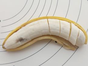 香蕉去皮切成小段。