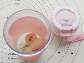 把香蕉段放进长帝果汁杯里。