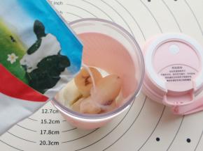 倒入50克牛奶。