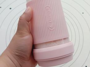 开启榨汁功能，把榨汁杯倒过来摇晃几下就可以了。