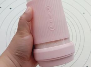 开启榨汁功能，把榨汁杯倒过来摇晃几下就可以了。