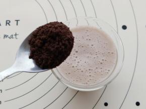 做好后倒入杯中，表面撒上奥利奥碎。