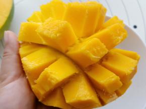 芒果取出果肉。