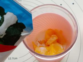 芒果肉放入长帝果汁杯中，加入适量的牛奶。