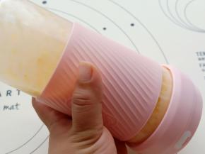 开启榨汁功能，把榨汁杯倒过来摇晃几下就可以了。