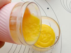 把榨好的汁倒入杯里，放冰箱冷藏备用。