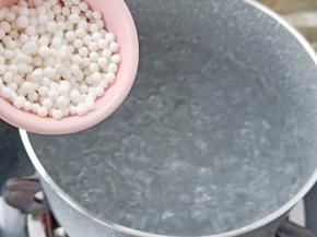 煮一小锅水，水开放入西米，煮10-15分钟，焖10分钟，没有白芯了捞出来。