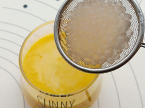 把煮好的西米捞出来放芒果泥里搅拌均匀。