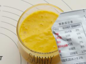 上面淋一层牛奶或者淡奶油都可以。