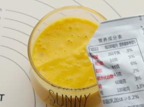 上面淋一层牛奶或者淡奶油都可以。