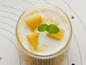 把之前留的几块芒果肉放在上面，有薄荷叶的可以用来装饰一下。