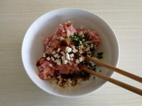 预留一点葱花，其余和其他调料倒入肉末中。
