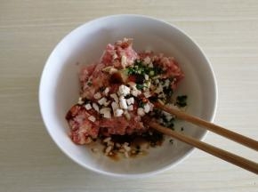 预留一点葱花，其余和其他调料倒入肉末中。