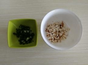 葱洗净切葱花，香菇洗净去蒂切丁。