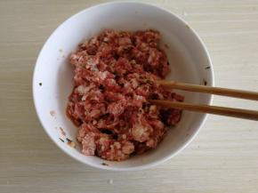 顺时针搅拌上劲，略带一点粘性最佳。