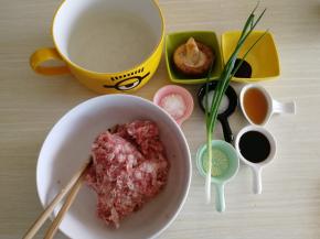 准备其他材料。图上看着比较多，我是翻倍做了两盘。肉末是早市新鲜现买的肉，然后让店家处理好的肉末，或者家里有料理机，也可以买肉然后自己处理成肉末。