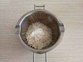 米沥干水分，尽量沥干一些比较好操作！