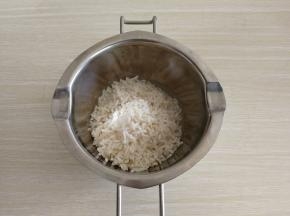 米沥干水分，尽量沥干一些比较好操作！