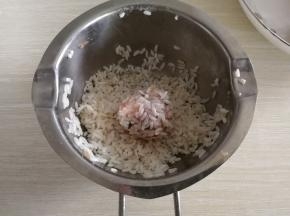 带手套，团丸子，在米里滚一滚，均匀粘满米。