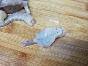 虾洗干净，把虾皮虾线去除，然后从背部划开