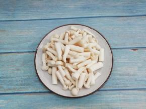 海鲜菇切掉头部，然后洗干净切成段