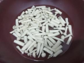 锅里加入适量的水，烧开后，把海鲜菇放入锅中焯水