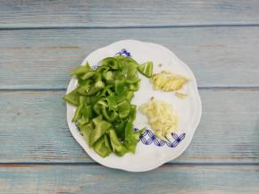  姜和蒜切成粒，青椒切成块