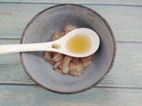 处理好的虾放入碗中加入料酒