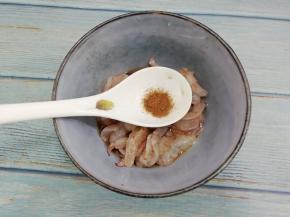 再加入五香粉搅拌均匀，腌制十分钟
