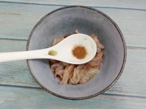 再加入五香粉搅拌均匀，腌制十分钟
