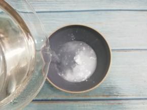  淀粉里加入适量的水调成水淀粉备用
