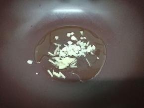  锅里加入适量的油，然后把姜和蒜放入锅中爆香