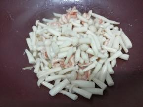  然后加入海鲜菇翻炒片刻