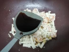  再加入生抽翻炒均匀