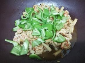  再加入青椒翻炒