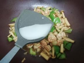 最后加入水淀粉勾芡即可关火出锅