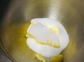 黄油软化至可以轻松搅拌成膏状，加入白砂糖，盐搅拌均匀