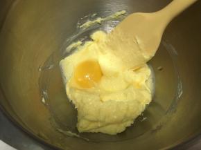 加入蛋黄，搅拌均匀，无需打发
