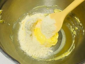 筛入杏仁粉，搅拌均匀