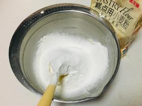 筛入低粉，搅拌成团