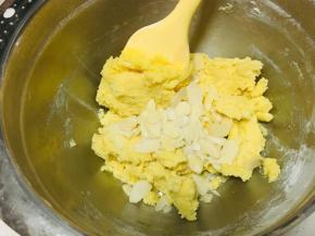 加入杏仁片，简单搅拌