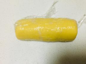 用保鲜膜包裹住面团，整形成圆柱形，放入冰箱冷藏1小时以上