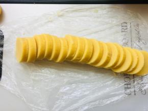 冷藏后圆柱形变硬，方便将它切成片状，厚度5—8MM