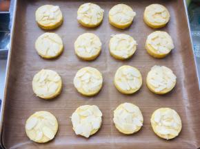 摆放于烤盘内，表面刷上蛋清，撒上杏仁片