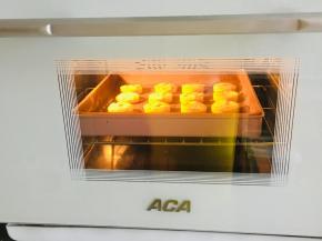 烤箱180度， 烘烤13到15分钟，具体温度根据自己烤箱脾气酌情调节。要注意观察上色情况