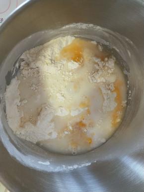 1．除黄油外所有材料放入厨师机低速拌匀