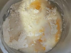 1．除黄油外所有材料放入厨师机低速拌匀