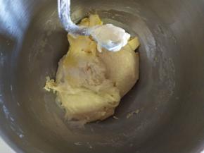 3．加入黄油低速搅拌让面团吸收黄油。